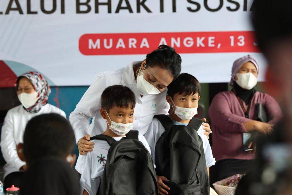 Menteri PPPA Bintang Puspayoga bagikan dua ton makanan olahan ikan untuk anak-anak di tujuh lokasi, sebagai rangkaian Hari Anak Nasional 2022 (dok. KemenPPPA)