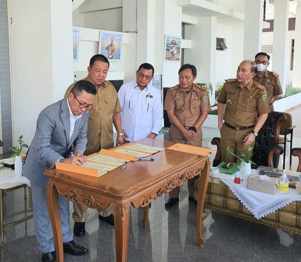 Rektor UBL Prof M Yusuf S Barusman menandatangani naskah Hibah Daerah Aplikasi Kartu Petani Berjaya (KPB) dengan Gubernur Lampung, Senin (13/7/2022). (Dok. UBL)