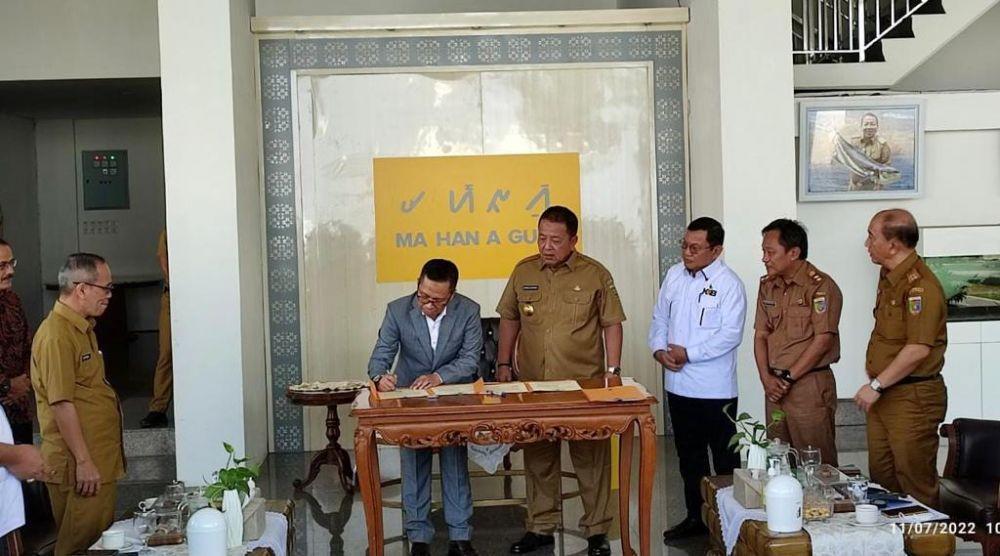 Rektor UBL Prof M Yusuf S Barusman menandatangani naskah Hibah Daerah Aplikasi Kartu Petani Berjaya (KPB) dengan Gubernur Lampung, Senin (13/7/2022). (Dok. UBL)
