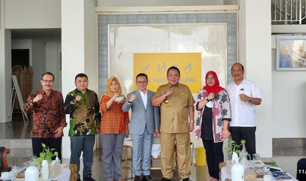 Rektor UBL Prof M Yusuf S Barusman menandatangani naskah Hibah Daerah Aplikasi Kartu Petani Berjaya (KPB) dengan Gubernur Lampung, Senin (13/7/2022). (Dok. UBL)