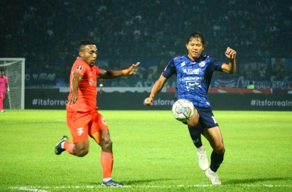Terens Puhiri berusaha melewati gelandang Arema FC, Adam Alis. IDN Times/Alfi Ramadana
