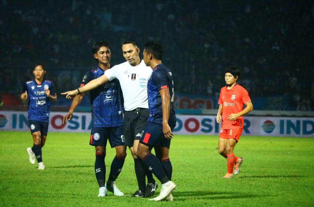 Pemain belakang Arema FC, Bagas Adi Nugroho memprotes keputusan wasit saat menghadapi Borneo FC. IDN Times/Alfi Ramadana