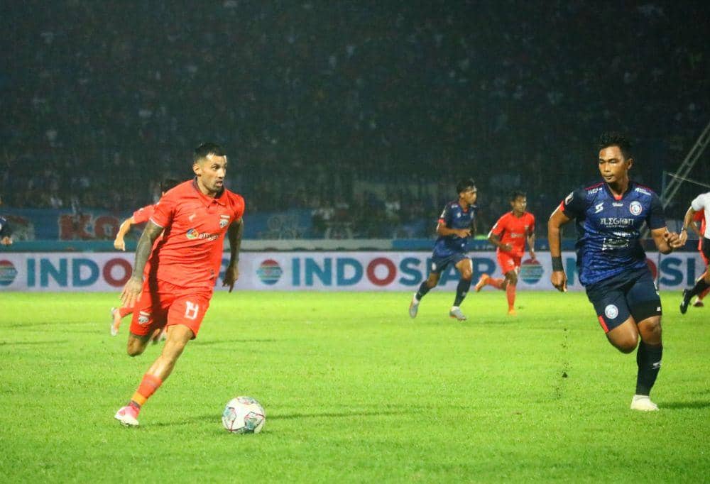 Stefano Lilipaly berusaha menembus lini pertahanan Arema FC. IDN Times/Alfi Ramadana