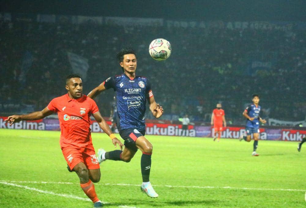 Winger Borneo FC, Terens Puhiri berusaha melewati pemain belakang Arema FC, Johan Ahmat Farizie. IDN Times/Alfi Ramadana