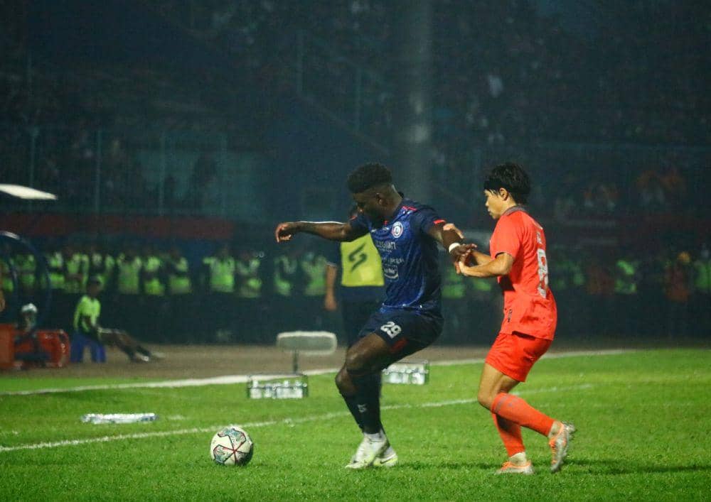 Striker Arema FC, Abel Camara berusaha melewati gelandang Borneo FC, Kei Hirose. IDN Times/Alfi Ramadana