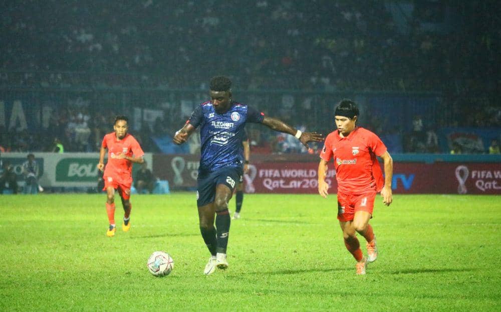 Striker Arema FC, Abel Camara dibayangi gelandang Borneo FC, Kei Hirose di Stadion Kanjuruhan. IDN Times/Alfi Ramadana