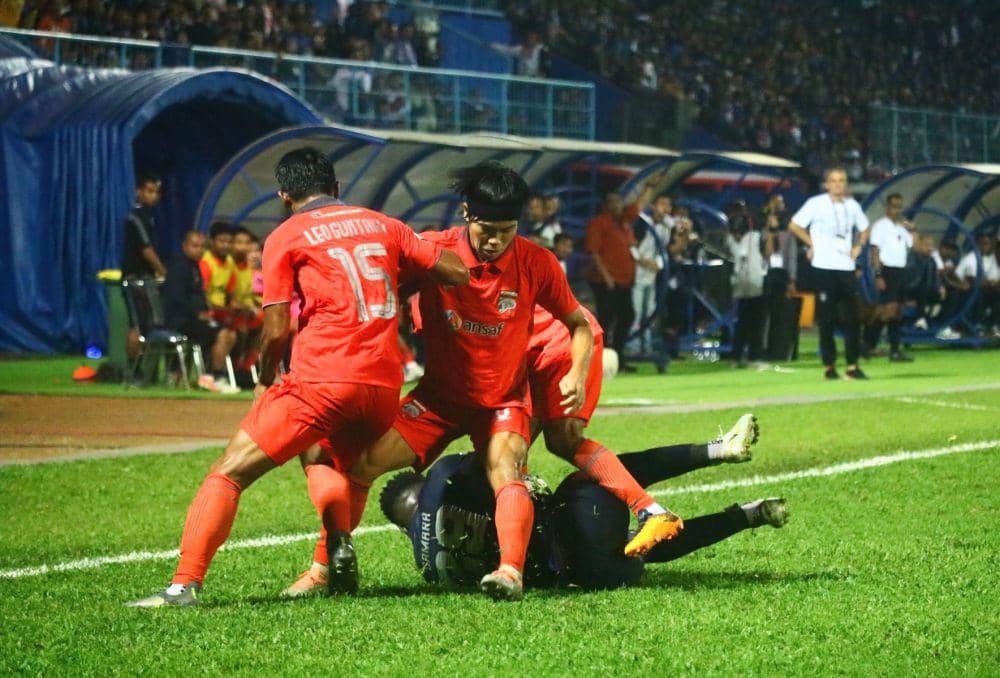 Abel Camara saat dilanggar oleh tiga pemain Borneo FC. IDN Times/Alfi Ramadana