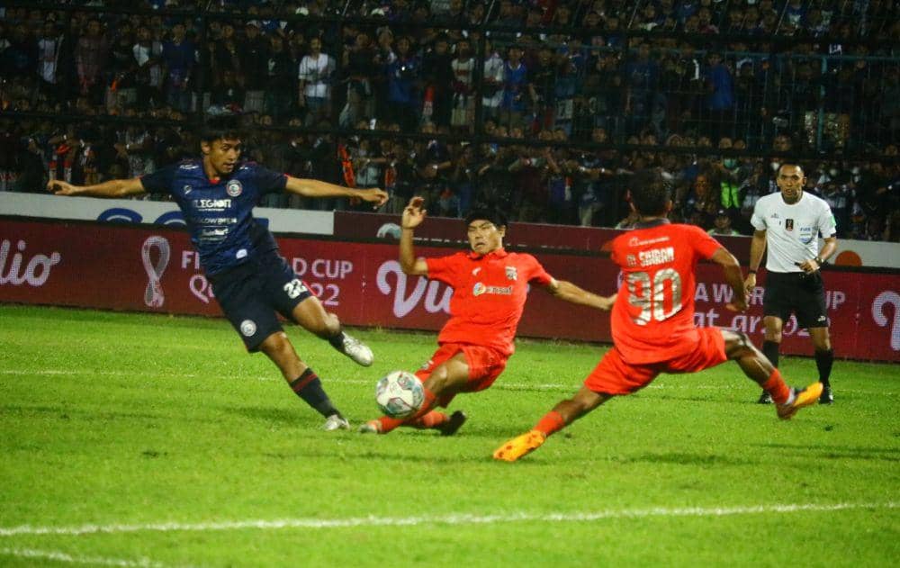Dua pemain Borneo FC berusaha melakukan blocking tembakan dari Hanis Sagara. IDN Times/Alfi Ramadana