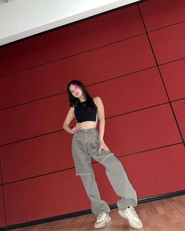 Inspirasi sporty look ala member ITZY (instagram.com/itzy.all.in.us)