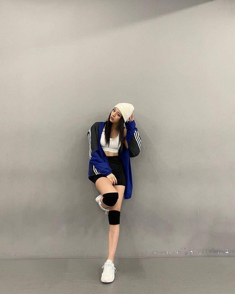 Inspirasi sporty look ala member ITZY (instagram.com/itzy.all.in.us)