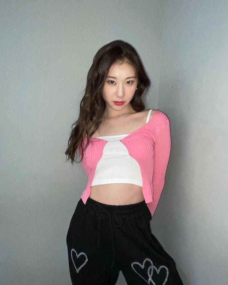 Inspirasi sporty look ala member ITZY (instagram.com/itzy.all.in.us)