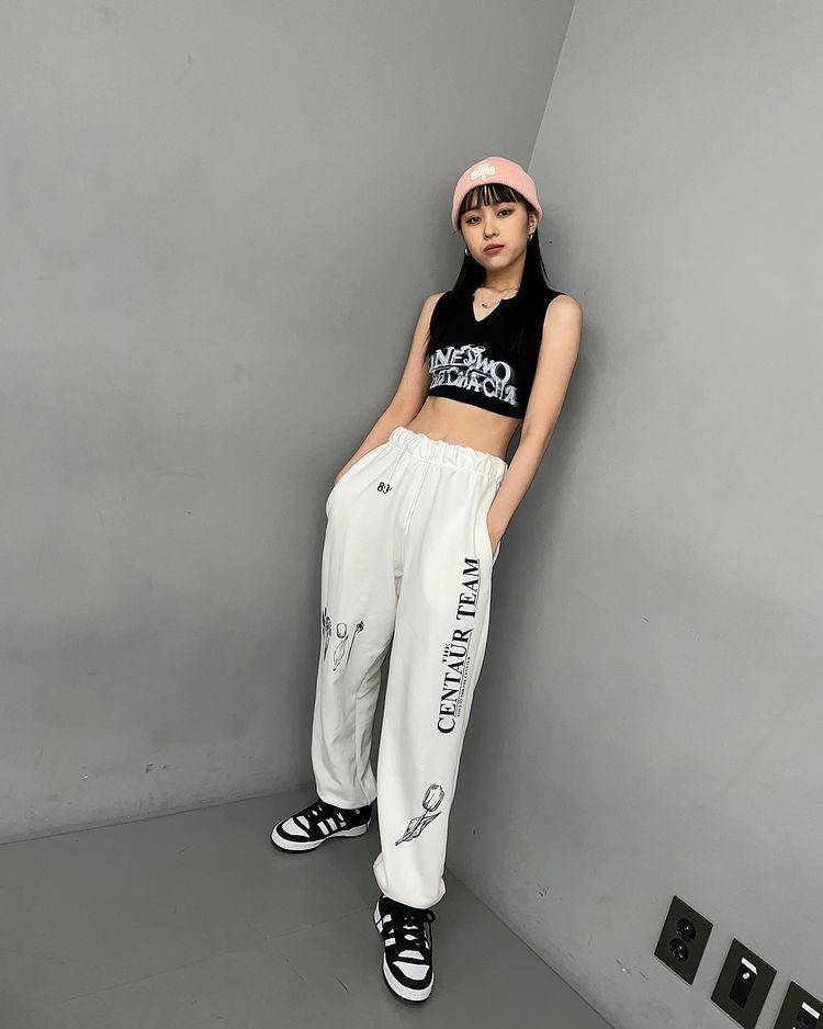 Inspirasi sporty look ala member ITZY (instagram.com/itzy.all.in.us)