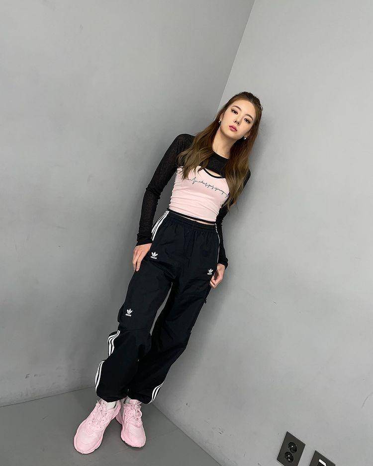 Inspirasi sporty look ala member ITZY (instagram.com/itzy.all.in.us)