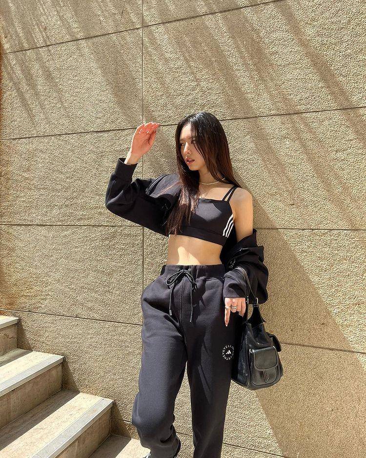 Inspirasi sporty look ala member ITZY (instagram.com/itzy.all.in.us)