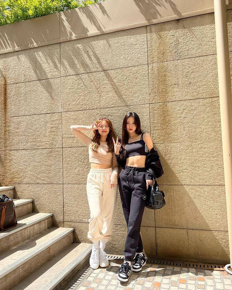 Inspirasi sporty look ala member ITZY (instagram.com/itzy.all.in.us)