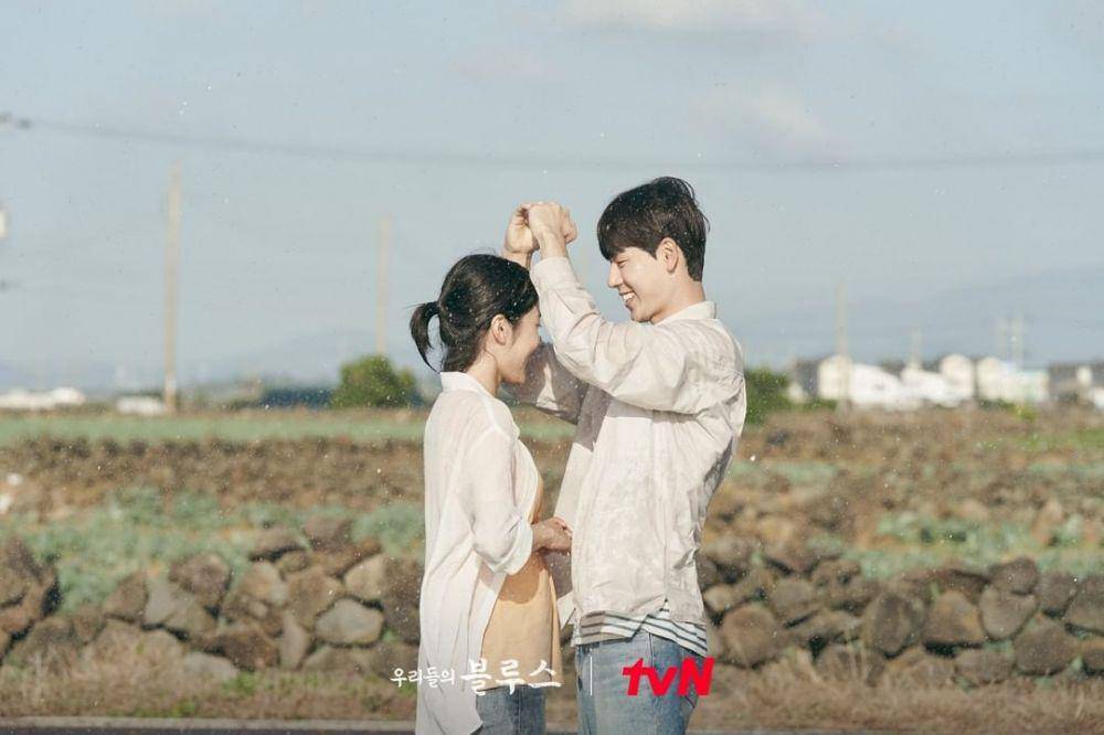 Bae Hyun Sung dan Roh Yoon Seo di drama Our Blues (instagram.com/tvn_drama)