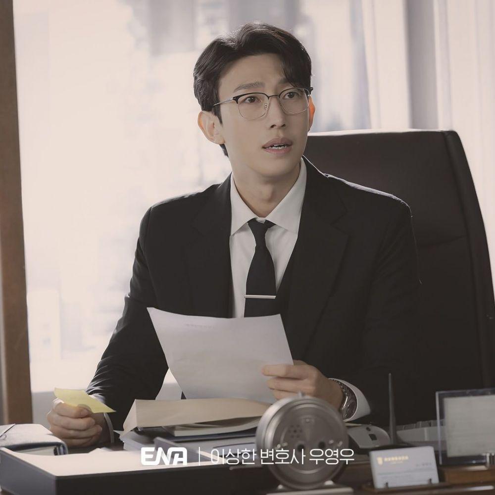 Kang Ki Young di dalam drama Extraordinary Attorney Woo (instagram.com/channel.ena.d)