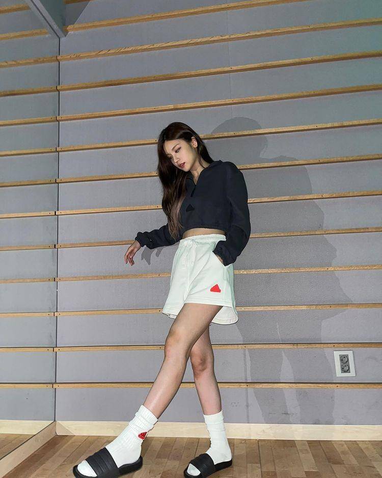 Inspirasi sporty look ala member ITZY (instagram.com/itzy.all.in.us)