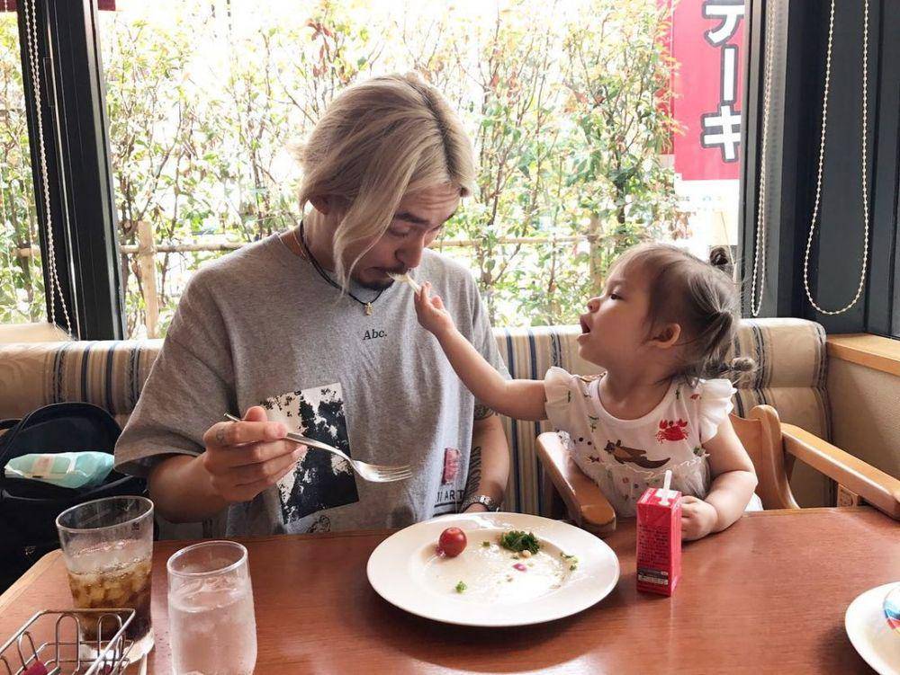 Ryota ONE OK ROCK dan buah hati (instagram.com/ryota_0809)