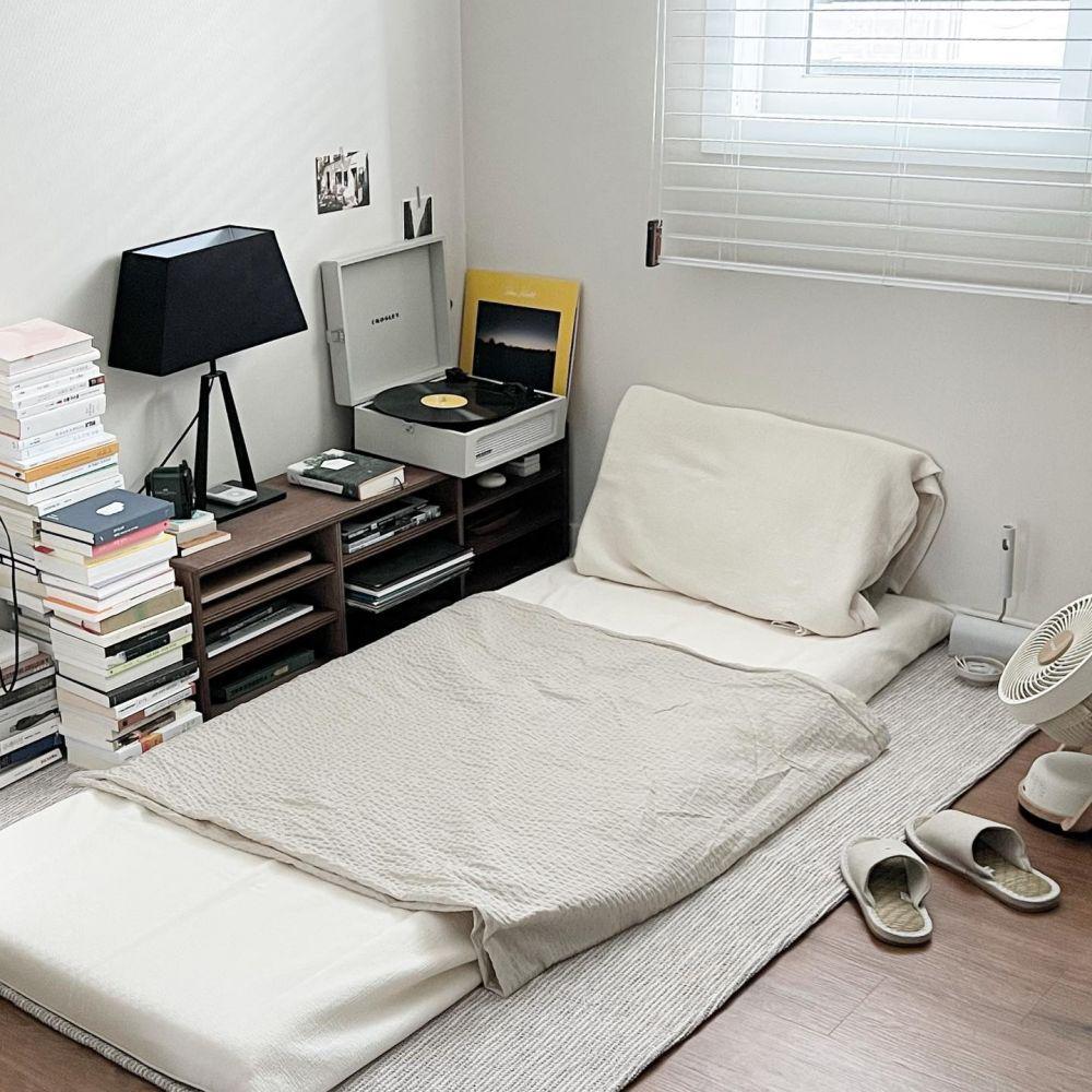 kamar kos lesehan (instagram.com/arrrari)