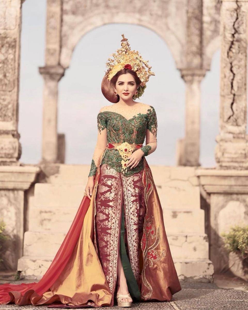 Gaya Artis Berbalut Busana Adat Bali (instagram.com/ashanty_ash)