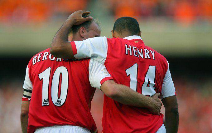 Dennis Bergkamp dan Thierry Henry (twitter.com/EuropaLeague)