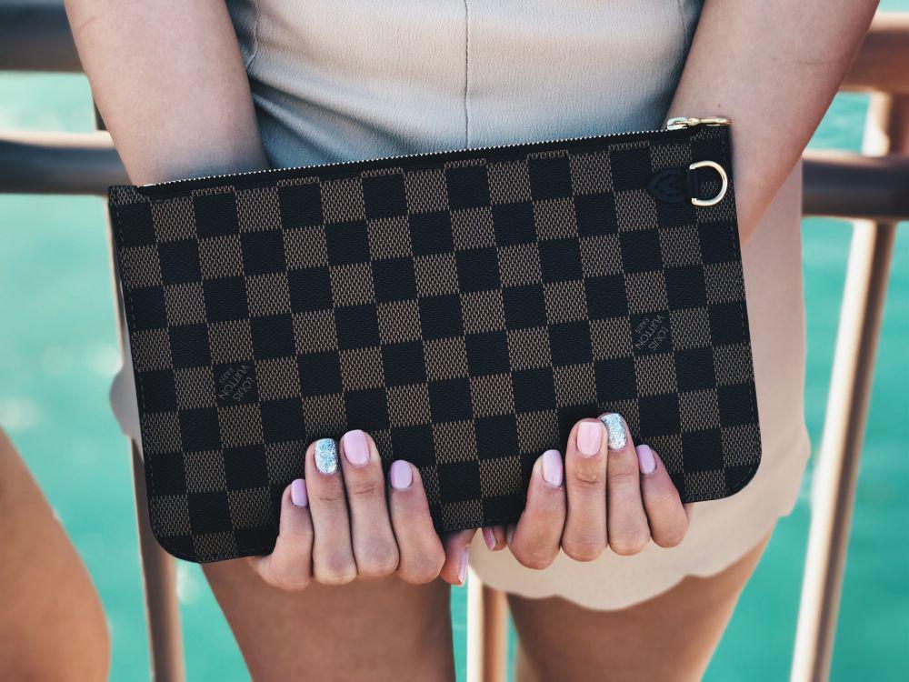 ilustrasi clutch (unsplash.com/Evelyn Semenyuk)