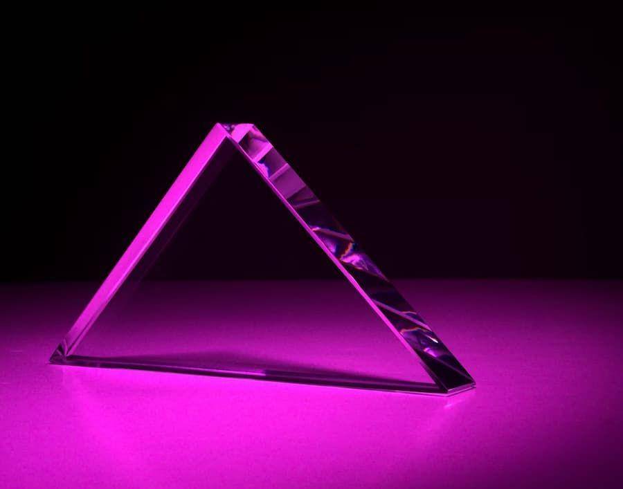 ilustrasi segitiga (unsplash.com/michael dziedzic)