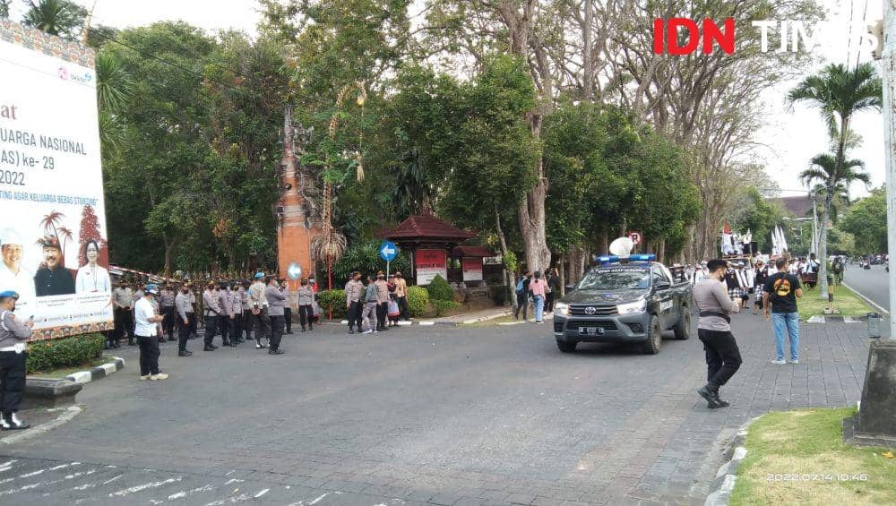 Aksi Budaya, Intaran Bergerak Tolak Terminal LNG di Kawasan Mangrove di depan Kantor Gubernur Bali pada Kamis (14/7/2020). (IDN Times/Ayu Afria)