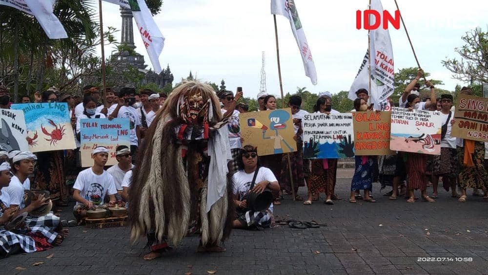 Aksi Budaya, Intaran Bergerak Tolak Terminal LNG di Kawasan Mangrove di depan Kantor Gubernur Bali pada Kamis (14/7/2020). (IDN Times/Ayu Afria)