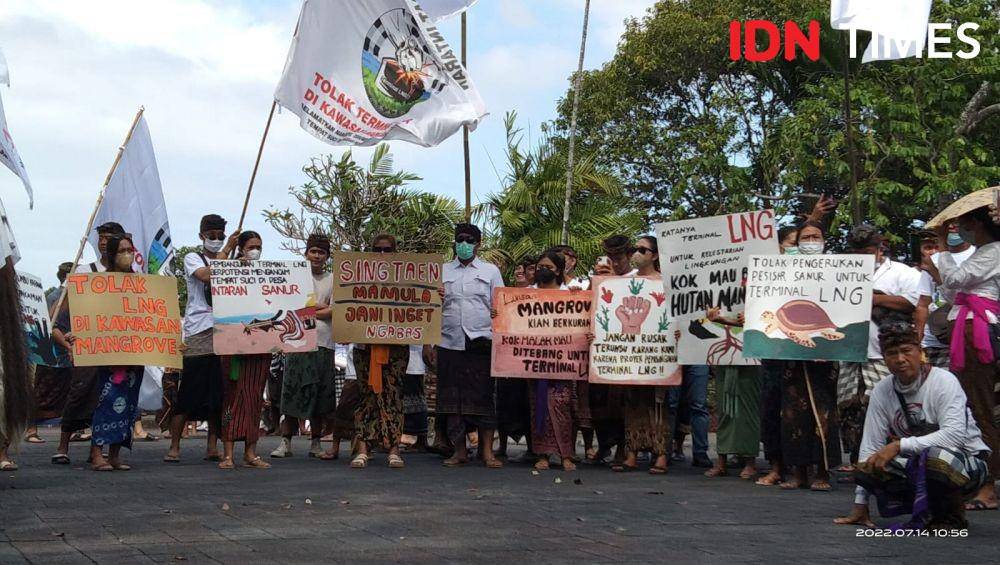 Aksi Budaya, Intaran Bergerak Tolak Terminal LNG di Kawasan Mangrove di depan Kantor Gubernur Bali pada Kamis (14/7/2020). (IDN Times/Ayu Afria)