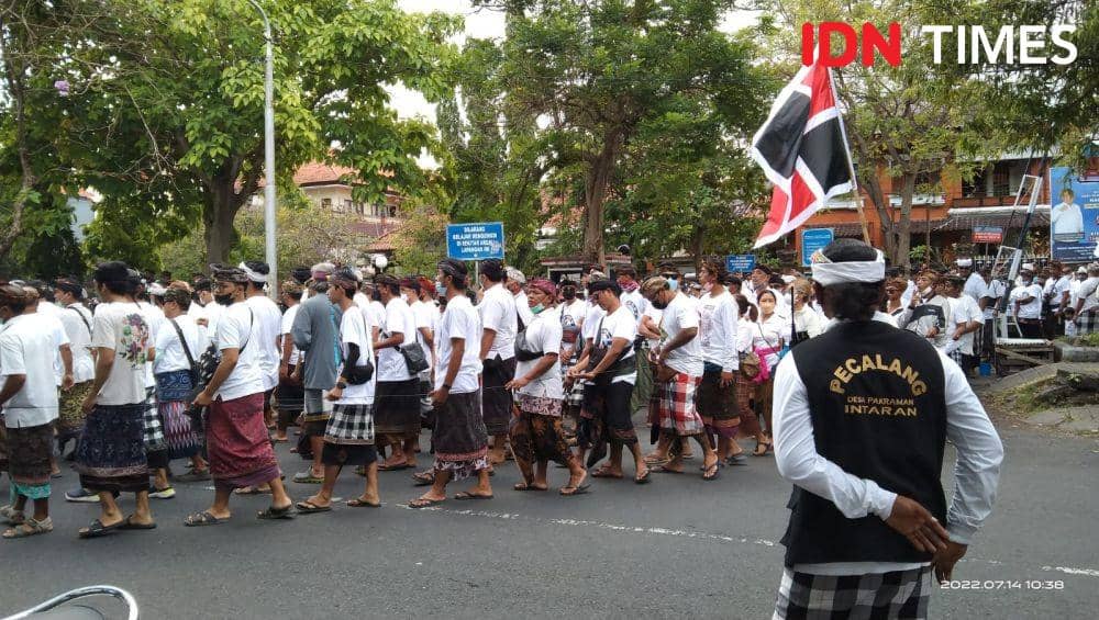 Aksi Budaya, Intaran Bergerak Tolak Terminal LNG di Kawasan Mangrove di depan Kantor Gubernur Bali pada Kamis (14/7/2020). (IDN Times/Ayu Afria)