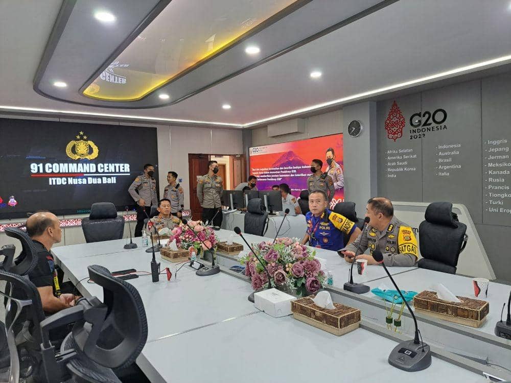 Kapolda Bali melakukan pemantauan melalui Comand Center Polda Bali ITDC Nusadua. (Dok.IDN Times/Polda Bali)