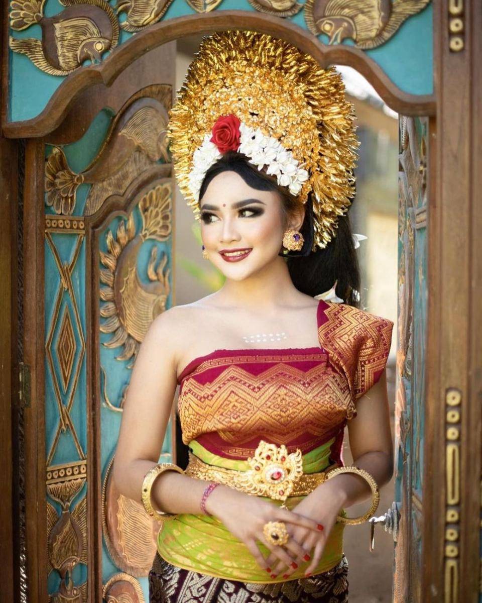 Gaya Artis Berbalut Busana Adat Bali (instagram.com/mahaliniraharja)