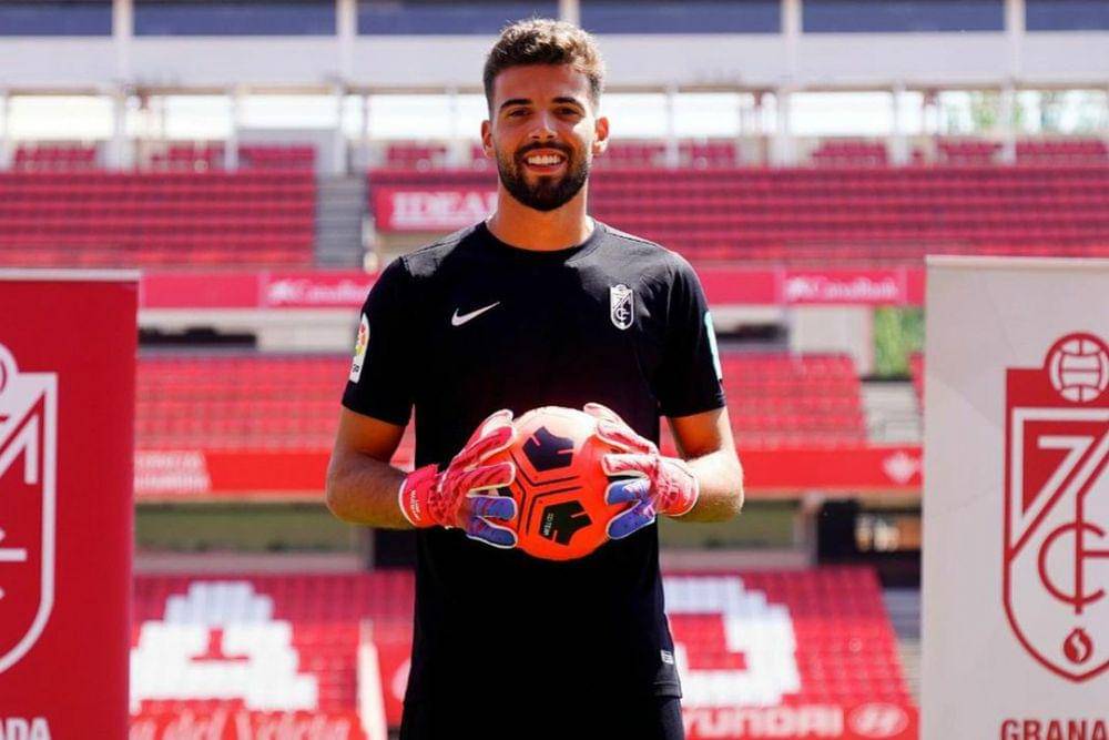 Maximiano direkrut oleh Granada pada musim 2021/2022. (instagram.com/luismaximiano81)