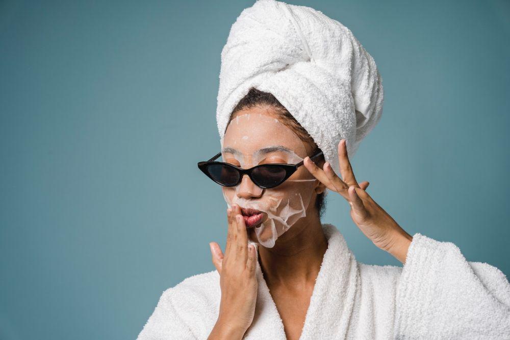 ilustrasi menggunakan sheet mask (pexels.com/Sora Shimazaki)