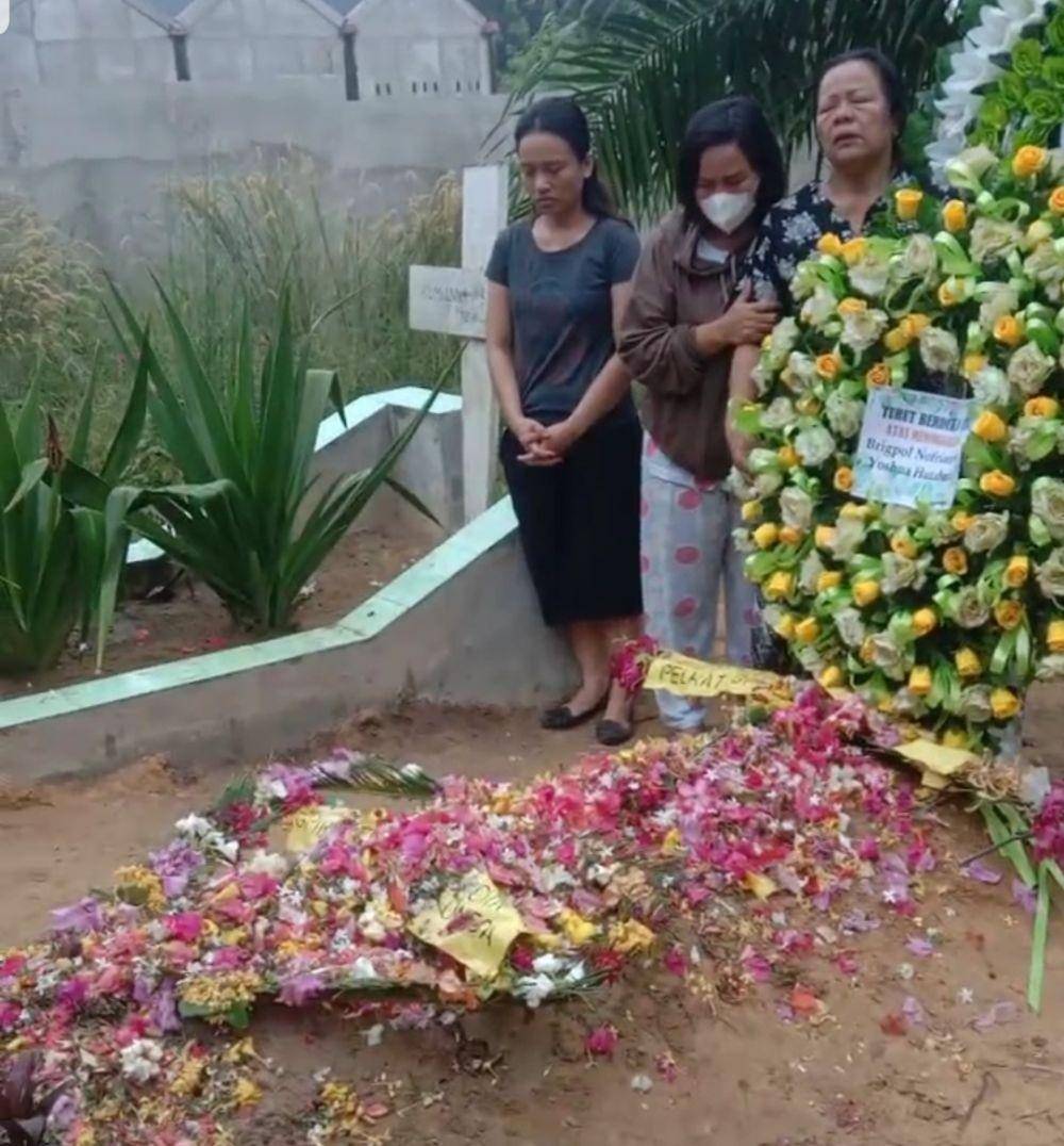 Ibunda Brigadir Polisi J ketika meratapi jenazah putranya di rumah duka di Jambi pada Senin, 11 Juli 2022. (www.facebook.com/@rohani.simanjuntak)