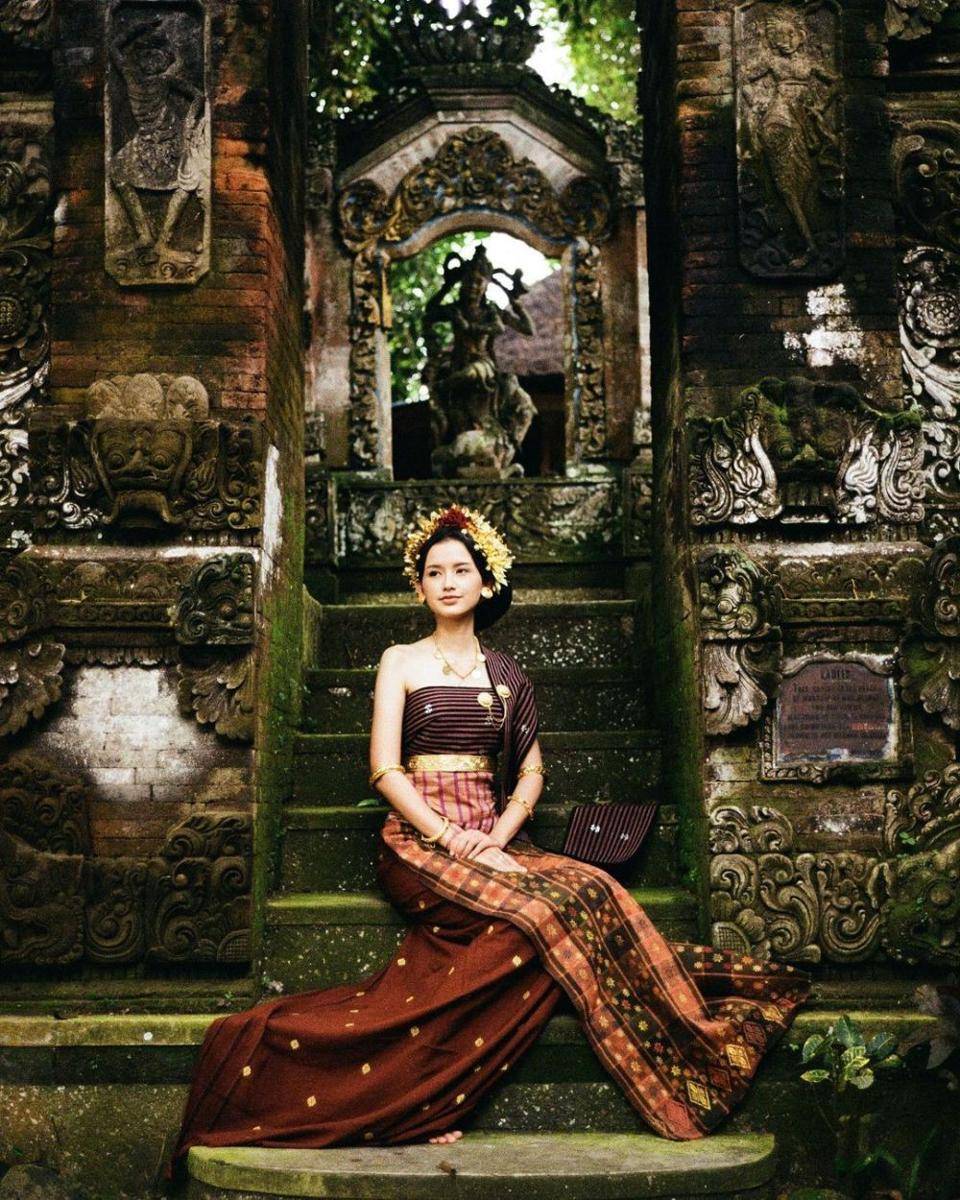 Gaya Artis Berbalut Busana Adat Bali (instagram.com/ssarah_menzel)