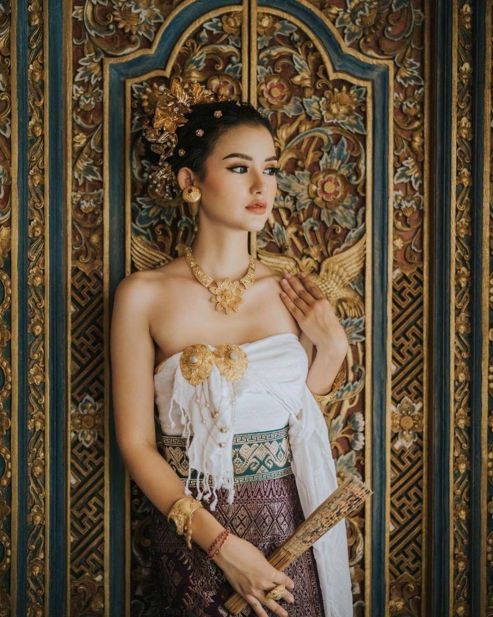 Gaya Artis Berbalut Busana Adat Bali (instagram.com/ssarah_menzel)