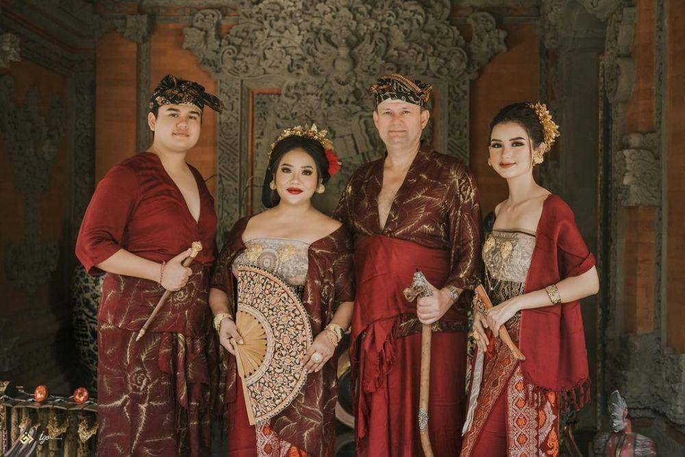 Gaya Artis Berbalut Busana Adat Bali (instagram.com/ssarah_menzel)
