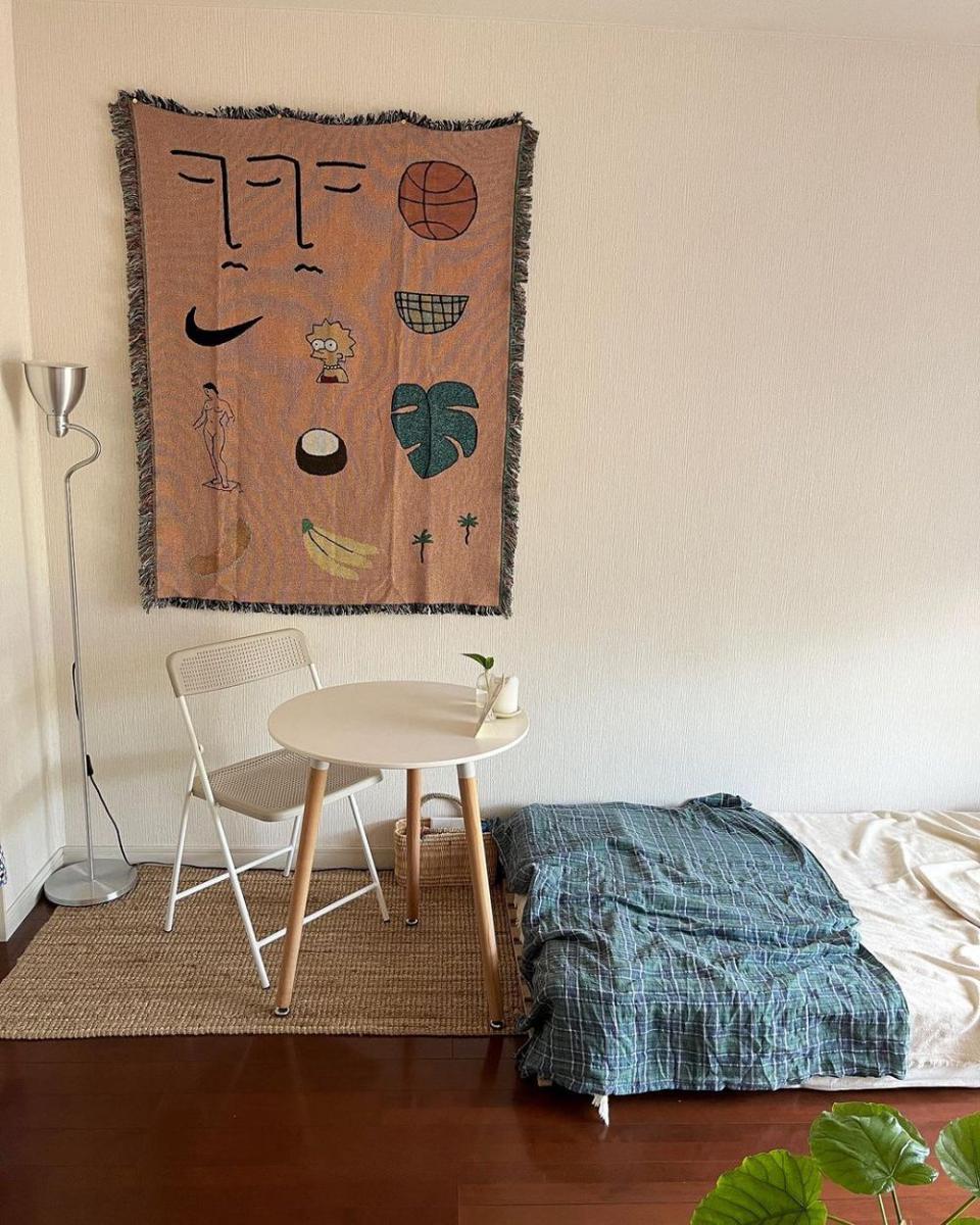 kamar kos dengan meja (instagram.com/tama_5___)