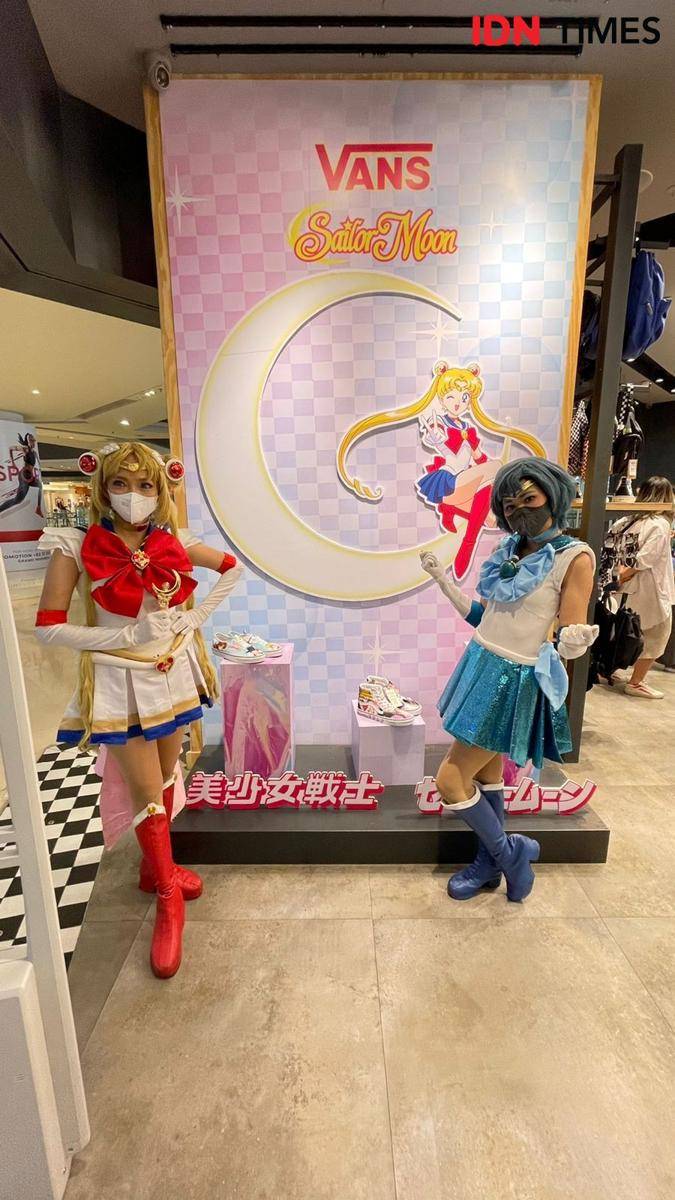 Koleksi kolaborasi Vans dan Pretty Guardian Sailor Moon di Grand Indonesia (IDN Times/Gilang Permana)