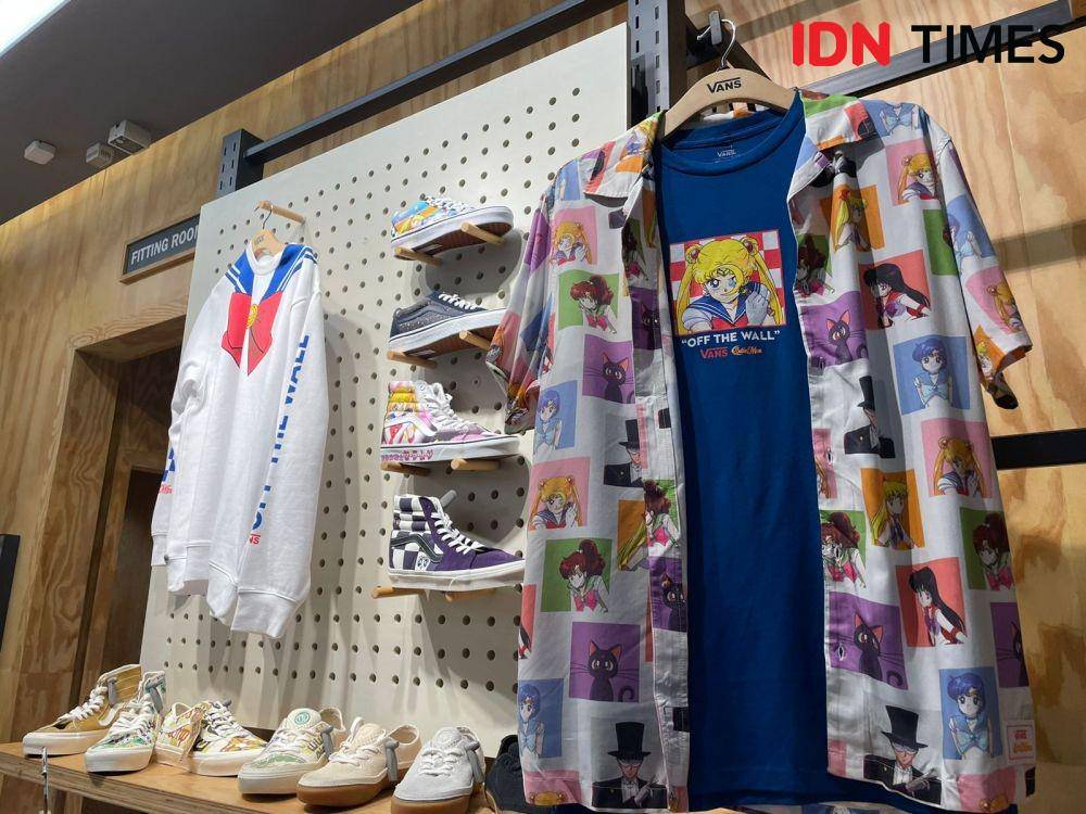 Koleksi kolaborasi Vans dan Pretty Guardian Sailor Moon di Grand Indonesia (IDN Times/Gilang Permana)