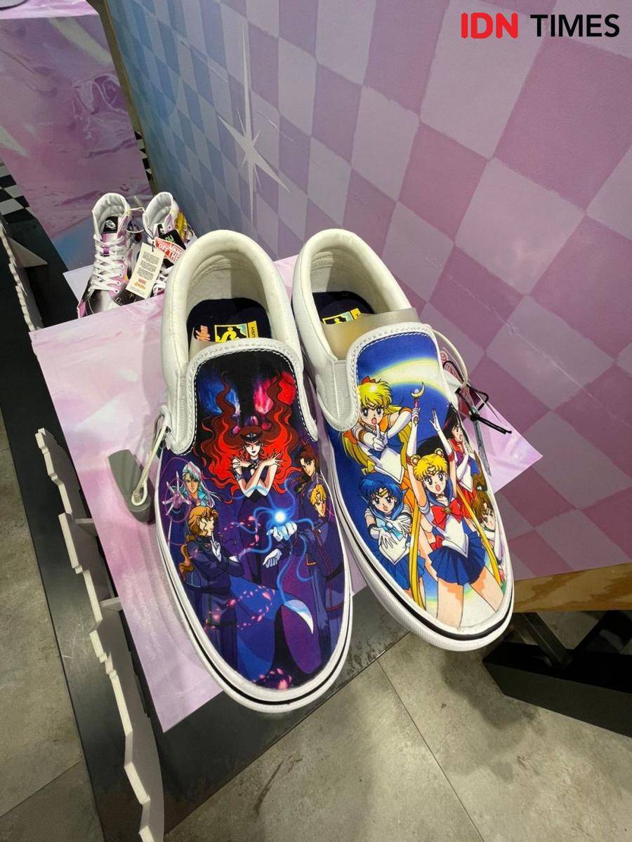 Koleksi kolaborasi Vans dan Pretty Guardian Sailor Moon di Grand Indonesia (IDN Times/Gilang Permana)