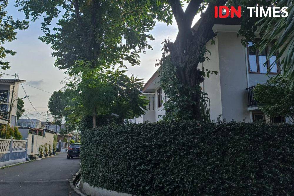 Suasana rumah dinas Kadiv Propam Irjen Pol Ferdy Sambo di Perumahan Polri, Duren Tiga, Jakarta Selatan, Kamis (14/7/2022) (IDN Times/Lia Hutasoit)