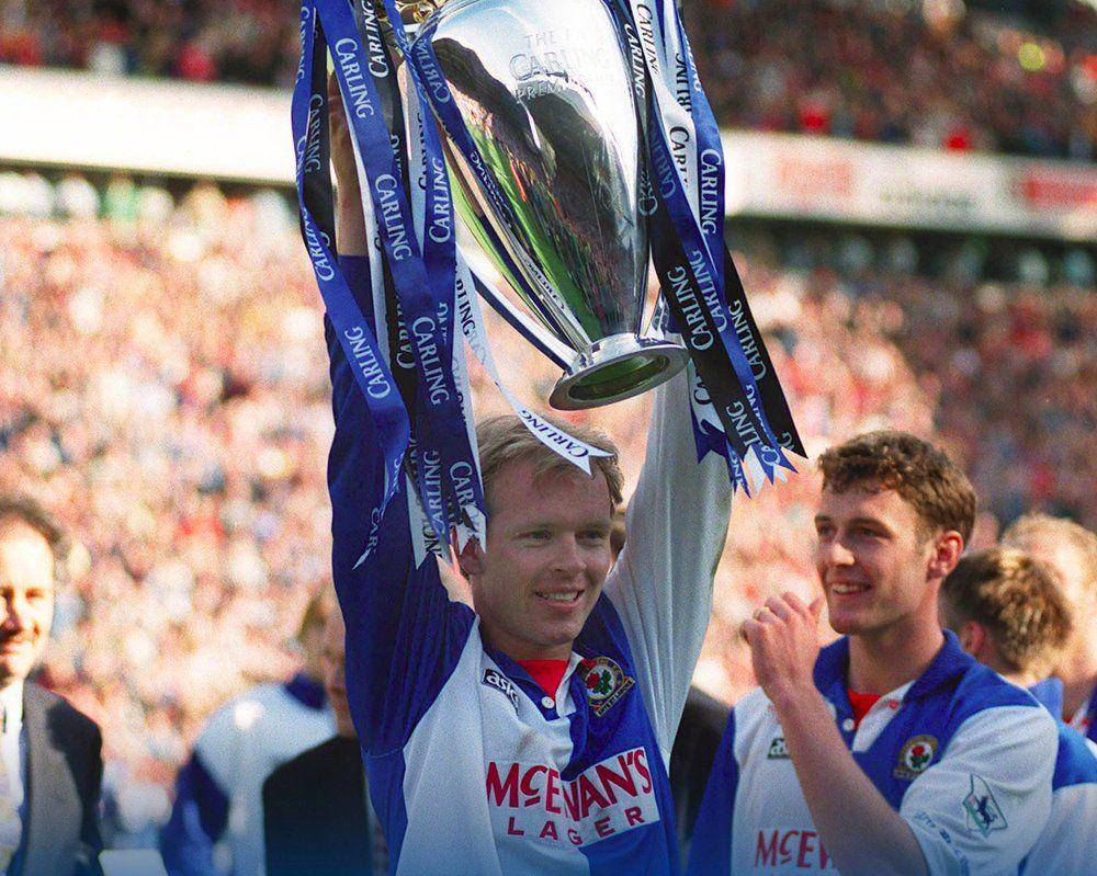 Henning Berg mengangkat trofi Premier League bersama Blackburn Rovers. (twitter.com/Rovers)
