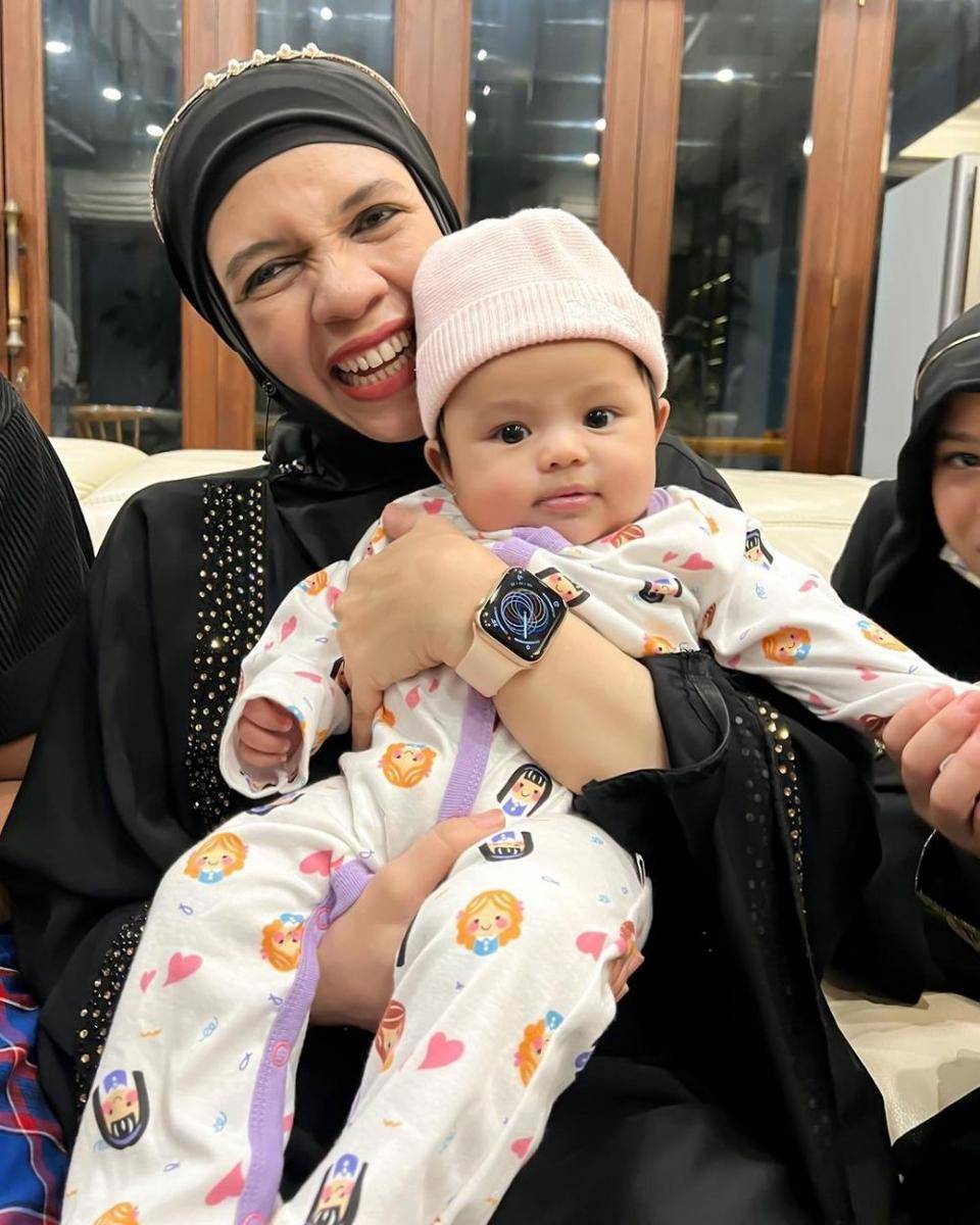 Ameena dimomong ketiga neneknya (instagram.com/genifaruk)
