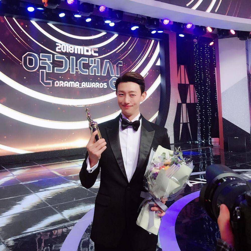 Memperoleh penghargaan MBC Best Supporting Actor (instagram.com/booboo2injo)