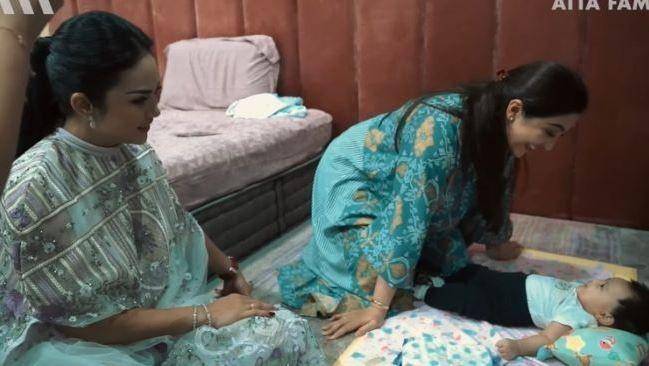Ameena dimomong ketiga neneknya (youtube.com/attahalilintar)