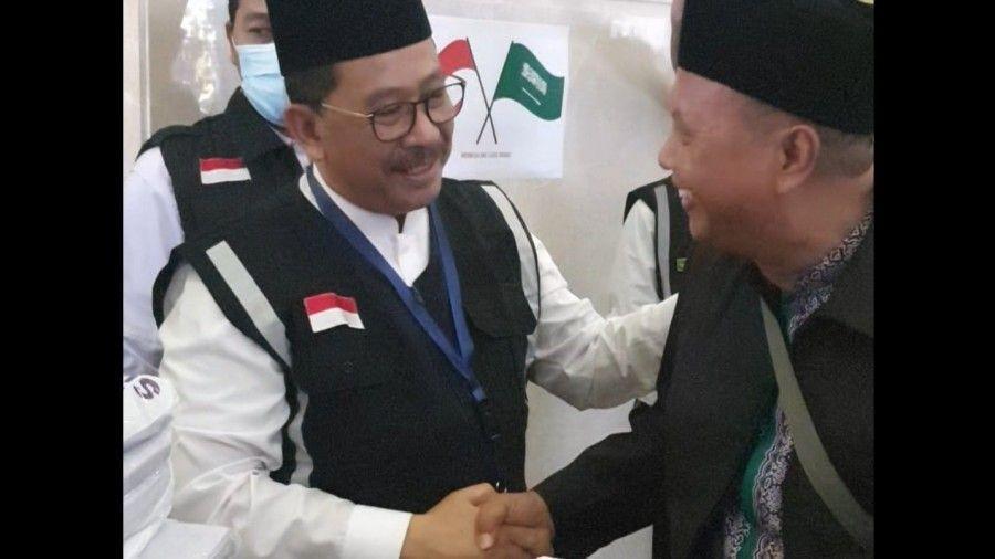Wakil Menteri agama sekaligus Naib Amirul Hajj Zainut Tauhid Sa'adi melepas keberangkatan kloter pertama jemaah haji yang akan pulang ke tanah air. (Dok. Kemenag).